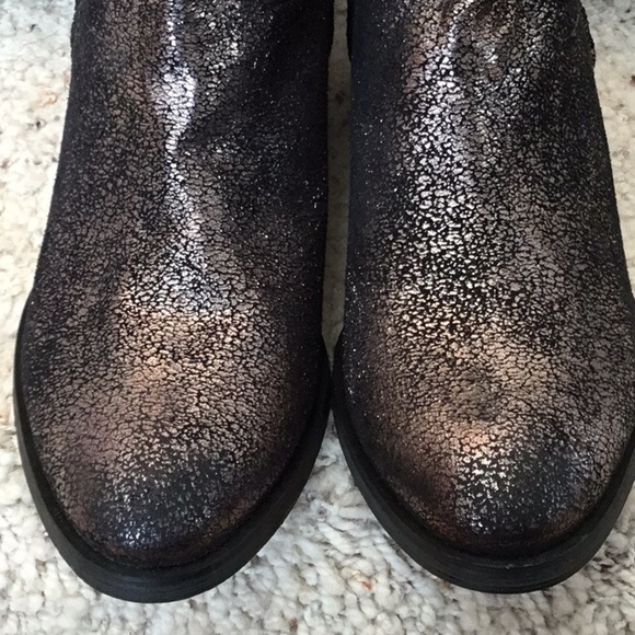 NOT Rated Women's Sagitta Faux Leather Crackled Metallic Block Heel Ankle Bootie - Picture 10 of 11